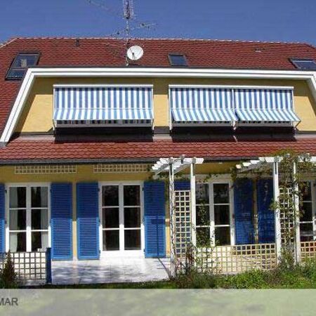 Fenster mit Markisen
